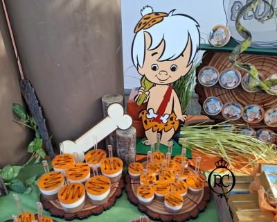Στολισμός Βάπτισης με Θέμα Βάπτισης The Flintstones Κωδ 82181, Roberto Creations,Θέμα Βάπτισης The Flintstones,Στολισμός Βάπτισης με Θέμα The Flintstones Προφήτης Ηλίας Λόφος Χαϊδαρίου Κωδ 327,Στολισμός Βάπτισης, Στολισμός με θέματα, θεματικοί Στολισμοί Βάπτισης, Βάπτιση, Βαπτιστικά, Γάμος, Σετ Κουμπάρων, Προσκλητήρια βάπτισης, Candy Bar, Μπομπονιέρες βάπτισης, Σετ Κουτιά Βάπτισης,Βιβλία Ευχών Βάπτισης, Ρούχα Βάπτισης, Παπούτσια βάπτισης